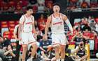 今夏CBA联盟迎来大规模顶薪合同到期潮，13位核心球员合同即将到期，其中六位主力球员已基本确定续约，而两位顶级后卫更是成为多支球队争相争夺的焦点，引发广泛关注与热议