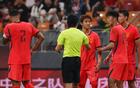 一场0-1揪出国足头号“巨婴”，中超刚被禁赛，国家队又染红，球迷怒斥：不配当队长